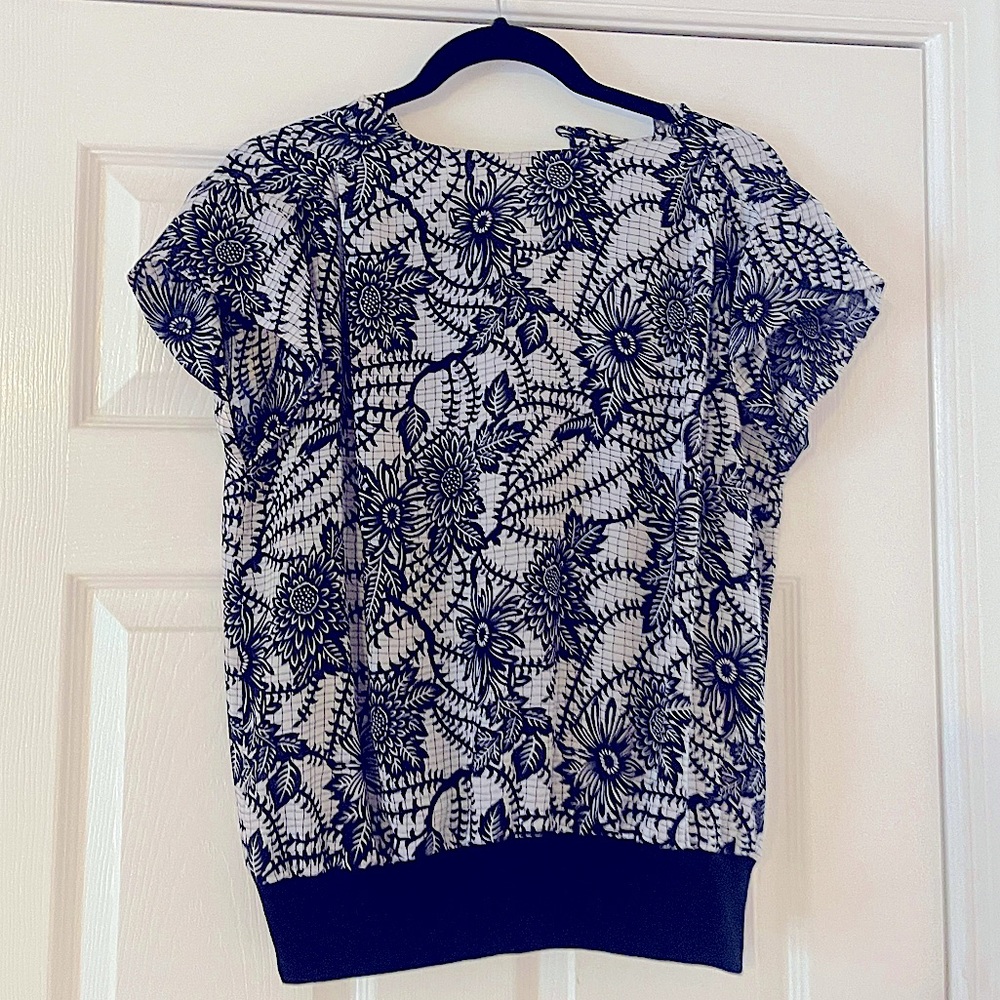 Shapely black white button down floral print blouse size small❤️ Very rare!!!